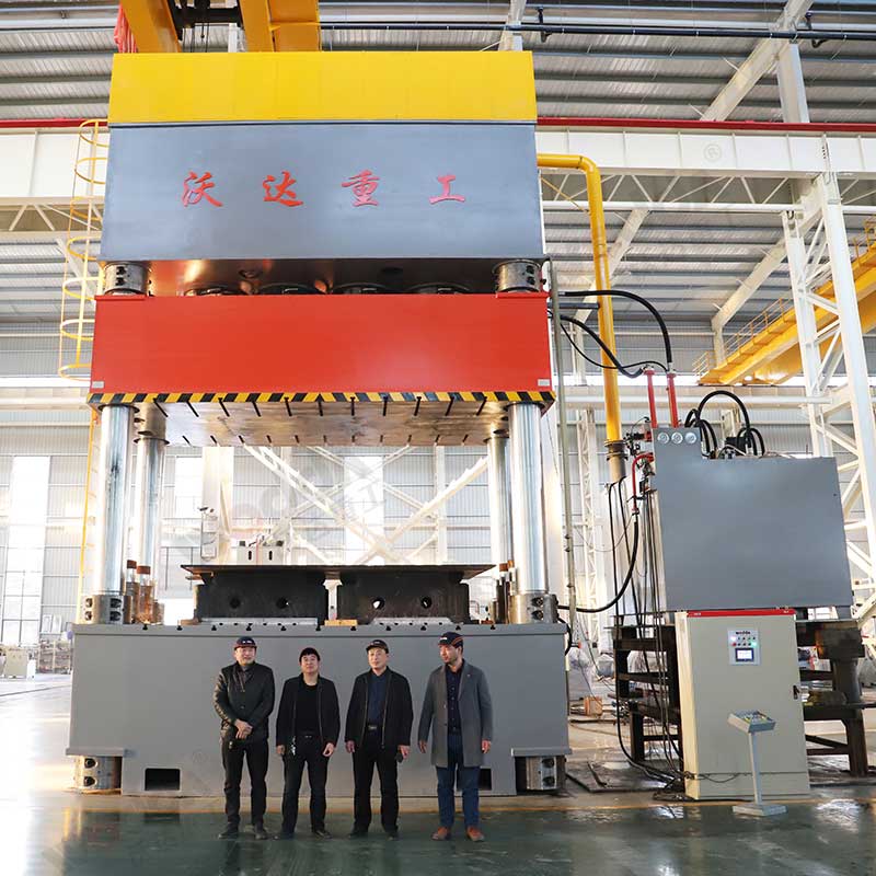 2500噸四柱液壓機(jī) 2500噸四柱液壓機(jī)