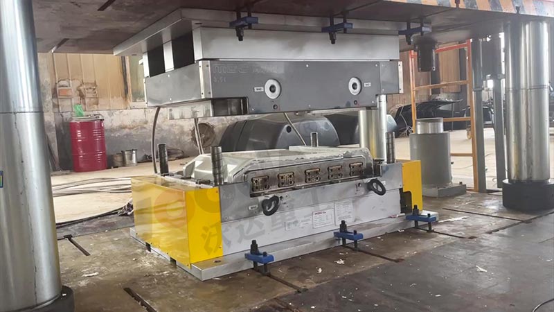 SMC汽車覆蓋件模壓成型液壓機(jī) SMC汽車覆蓋件模壓成型液壓機(jī)