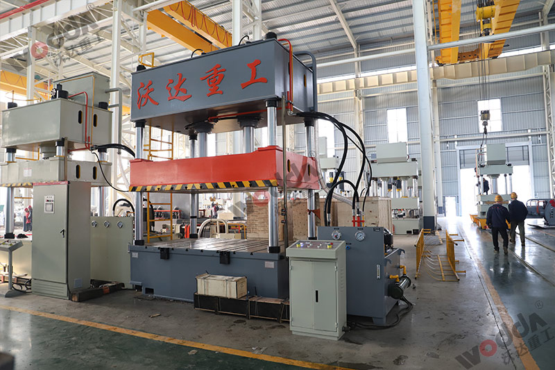 200噸汽車門板成型機(jī) 200噸汽車門板成型機(jī)