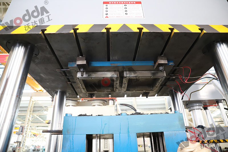 315噸樹(shù)脂井蓋成型液壓機(jī)模具