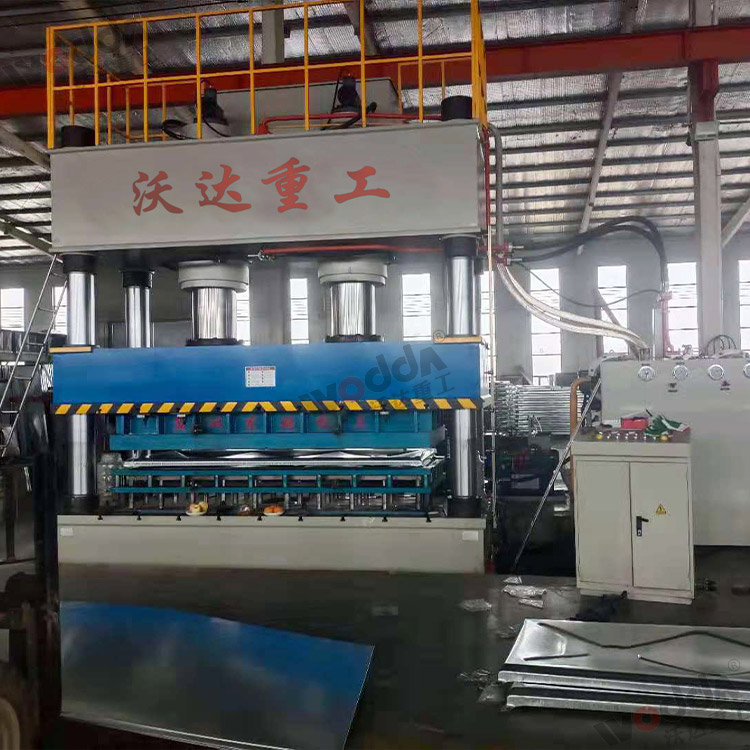 1000噸不銹鋼水箱成型液壓機.jpg 1000噸不銹鋼水箱成型液壓機.jpg