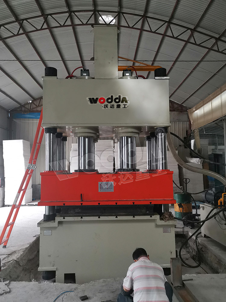 1000噸壓濾機(jī)濾板成型液壓機(jī)現(xiàn)場(chǎng) 1000噸壓濾機(jī)濾板成型液壓機(jī)現(xiàn)場(chǎng)