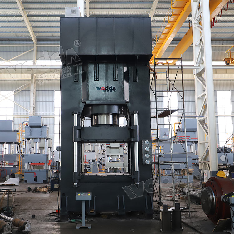 1800噸框架式液壓機(jī)車間裝配 1800噸框架式液壓機(jī)車間裝配