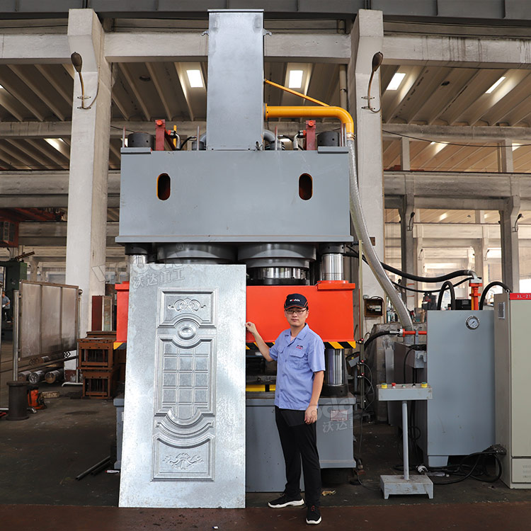 3600噸鋼木門壓花機(jī)試機(jī) 3600噸鋼木門壓花機(jī)試機(jī)