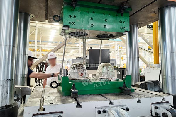 開模（玻璃鋼頭盔模壓成型）