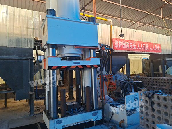 630噸四柱液壓機(jī)試機(jī)