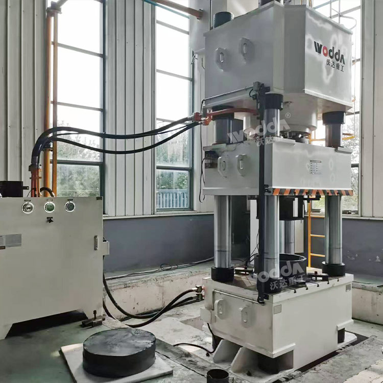 1000噸石墨粉末成型液壓機(jī) 1000噸石墨粉末成型液壓機(jī)