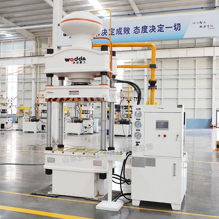 200噸三梁四柱液壓機(jī)車間實物 200噸三梁四柱液壓機(jī)車間實物