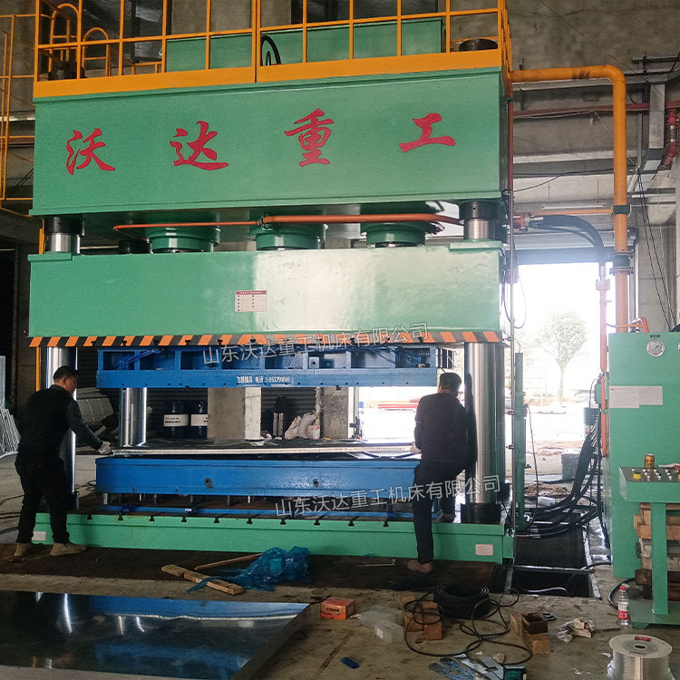 1250噸四柱液壓機(jī)沖壓不銹鋼水箱板現(xiàn)場(chǎng)