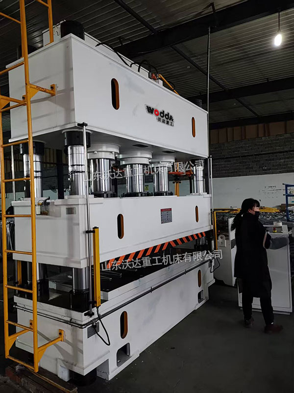 500噸四柱液壓機現(xiàn)場 500噸四柱液壓機現(xiàn)場